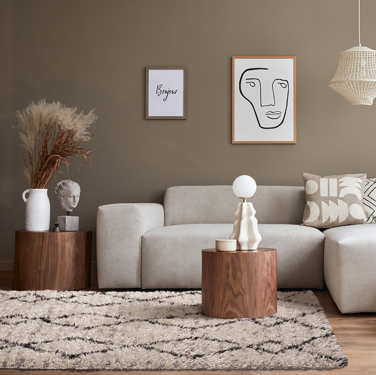 Interior,Design,Of,Cozy,Living,Room,With,Stylish,Sofa,,Coffee