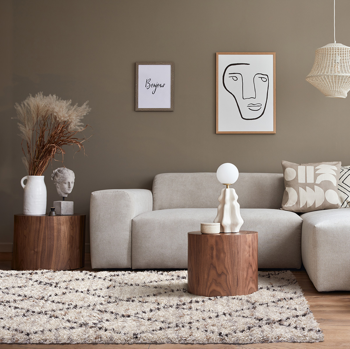 Interior,Design,Of,Cozy,Living,Room,With,Stylish,Sofa,,Coffee