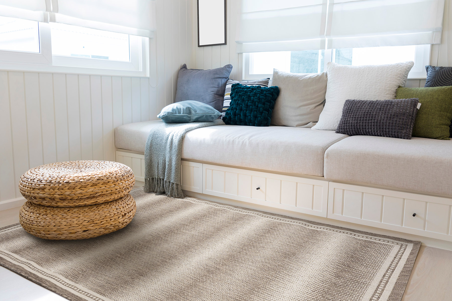 Scandinavian,Home,Interior,Of,Living,Room,With,Cozy,White,Sofa