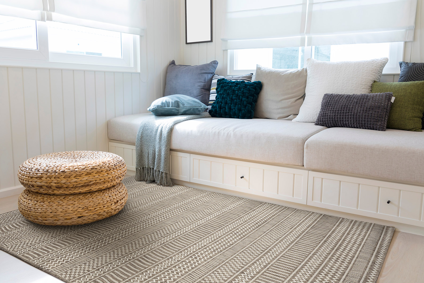 Scandinavian,Home,Interior,Of,Living,Room,With,Cozy,White,Sofa