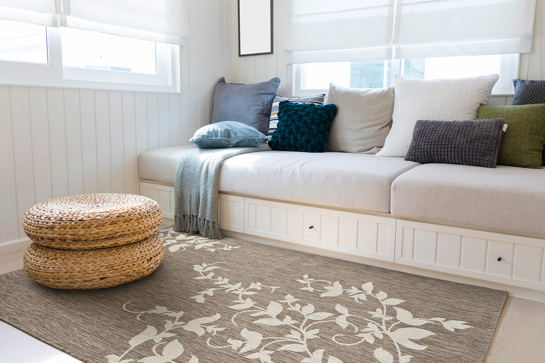 Scandinavian,Home,Interior,Of,Living,Room,With,Cozy,White,Sofa